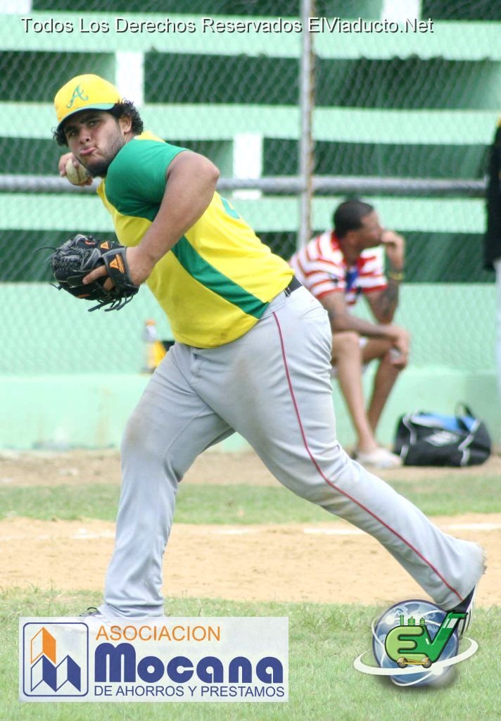 Samil Méndez tercera base de los Arroceros realiza una gran jugada en batazo de Jomanny Guerra